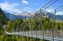 Sie hat einen Eintrag im Guinessbuch der Rekorde als „Längste Fußgängerbrücke der Welt im Tibetstyle“. Sie ist hoch. Und sie ist wackelig.  • © highline179